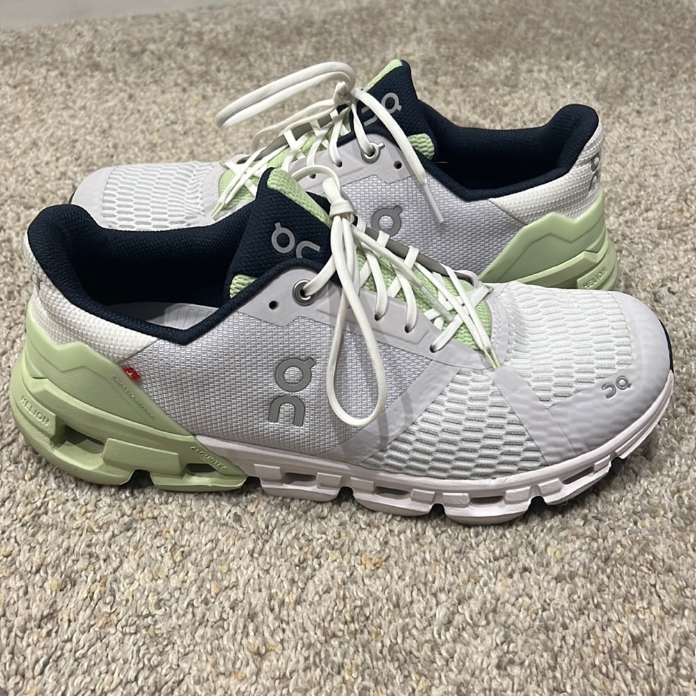Like new On Cloud Cloudflyer size 9.5